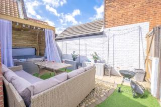Dog friendly beach house with hot tub - Winterton on Sea - Winterton-on-Sea - 0
