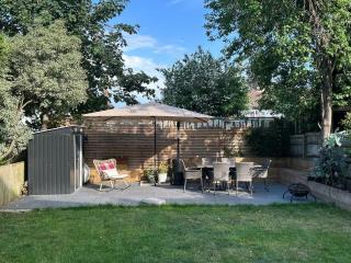 4 bedroom Traditional Victorian home with parking - Croydon - 0