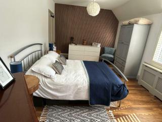 4 bedroom Traditional Victorian home with parking - Croydon - 1