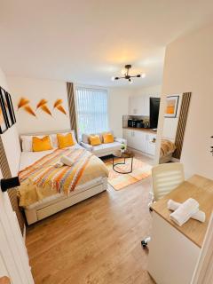 R4 - Luxury fully Self-Contained Studio with Private Bathroom and Kitchen - Halesowen - 8