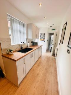 R4 - Luxury fully Self-Contained Studio with Private Bathroom and Kitchen - Halesowen - 7
