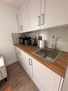R4 - Luxury fully Self-Contained Studio with Private Bathroom and Kitchen - Halesowen - 5