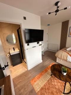 R4 - Luxury fully Self-Contained Studio with Private Bathroom and Kitchen - Halesowen - 3