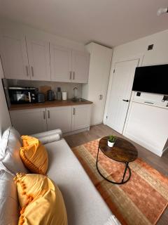 Luxury fully Self-Contained Studio with Private Bathroom and Kitchen R4 - 1