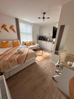 R4 - Luxury fully Self-Contained Studio with Private Bathroom and Kitchen - 9