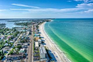Sunset Beach Suite 8! Beach Access & Pet Friendly! - St. Pete Beach - 2