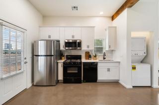 Modern 1917 Phoenix Farmhouse - Phoenix - 3