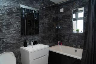 4 Bed Failsworth Home, 3 Bathrooms inc Free Parking-Workspaces-Garden - Short Term Stay Only, Near City Centre - Manchester - 5