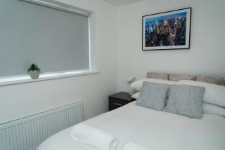 4 Bed Failsworth Home, 3 Bathrooms inc Free Parking-Workspaces-Garden - Short Term Stay Only, Near City Centre - Manchester - 4