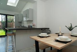 4 Bed Failsworth Home, 3 Bathrooms inc Free Parking-Workspaces-Garden - Short Term Stay Only, Near City Centre - Manchester - 3