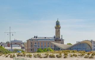 Mond, am Warnemünder Kirchenplatz - Warnemünde - 2