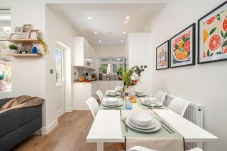 Large 4BR Contractor-Friendly House - Sleeps 10 - Free parking - North London - Enfield - 1