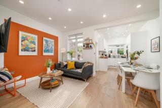 Large 4BR Contractor-Friendly House - Sleeps 10 - Free parking - North London - Enfield - 9