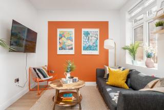 Large 4BR Contractor-Friendly House - Sleeps 10 - Free parking - North London - Enfield - 0