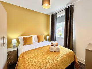 Brandon Grove Stay Sleeps 6 by Week2Week - High Heaton - 8
