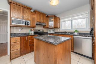 Entire House with 6 Bedrooms, 2 Full Bathrooms, and 1 Half Bathroom - Ottawa - 3