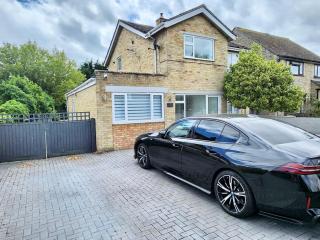 4BR Modern Bicester Villa, WIFI, Parking, Minutes walk to Bicester Village - Bicester - 0