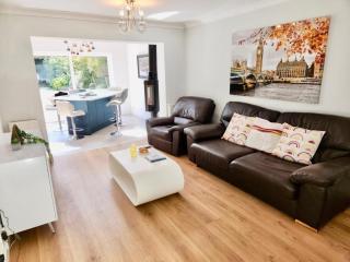 4BR Modern Bicester Villa, WIFI, Parking, Minutes walk to Bicester Village - Bicester - 8