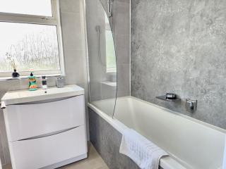 4BR Modern Bicester Villa, WIFI, Parking, Minutes walk to Bicester Village - Bicester - 6