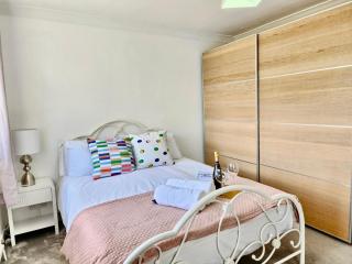4BR Modern Bicester Villa, WIFI, Parking, Minutes walk to Bicester Village - Bicester - 5