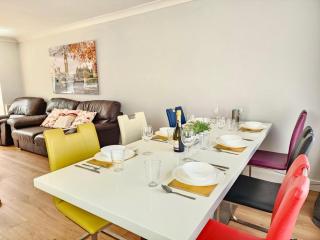 4BR Modern Bicester Villa, WIFI, Parking, Minutes walk to Bicester Village - Bicester - 4