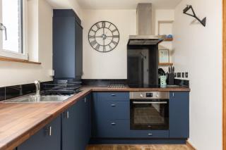 New! Cosy 2BR Apt with Balcony, 10 mins to Charing Cross - 6