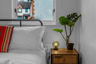Free Parking | Central | Sleeps 5 | 2 Bedrooms - 8
