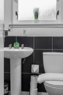 Free Parking - Central - Sleeps 6 - 2 Bedrooms - East Calder - 3