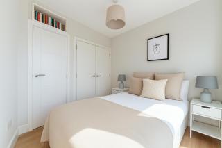 1 Bed Apartment with Balcony in Bow - London - 4