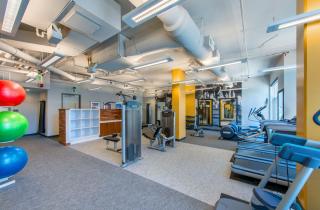 Spacious Apartment w Rooftop Views - Arlington - 9
