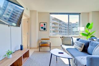 Spacious Apartment w Rooftop Views - Arlington - 4
