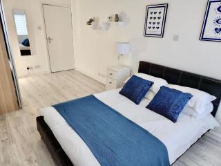 4BR Modern Bicester Villa, WIFI, Parking, Minutes walk to Bicester Village - Bicester - 2