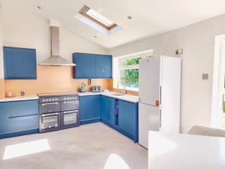 4Bedroom Modern Bicester Villa, WIFI, Parking, Garden, Minutes walk to Bicester Village - Bicester - 6
