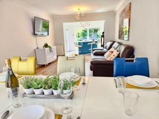 4Bedroom Modern Bicester Villa, WIFI, Parking, Garden, Minutes walk to Bicester Village - Bicester - 8