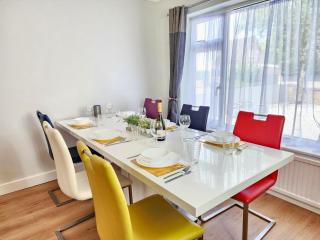 4Bedroom Modern Bicester Villa, WIFI, Parking, Garden, Minutes walk to Bicester Village - Bicester - 9