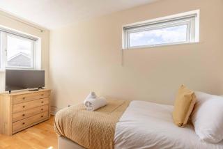 Spacious 4-Bedroom Home - Parking - Garden - White Waltham - 9