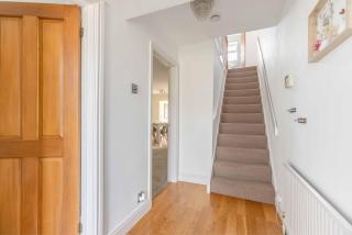 Spacious 4-Bedroom Home - Parking - Garden - White Waltham - 8