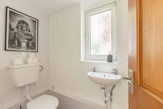 Spacious 4-Bedroom Home - Parking - Garden - White Waltham - 7