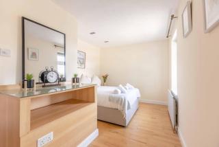 Spacious 4-Bedroom Home - Parking - Garden - White Waltham - 6