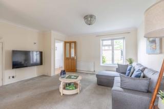 Spacious 4-Bedroom Home - Parking - Garden - White Waltham - 5