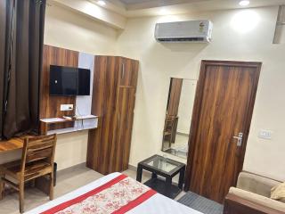 Hotel Mehak Palace - Noida Sector 62 - Noida - 7