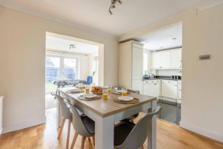 Spacious 4-Bedroom Home - Parking - Garden - White Waltham - 3