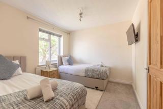 Spacious 4-Bedroom Home - Parking - Garden - White Waltham - 2
