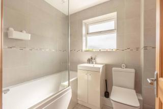 Spacious 4-Bedroom Home - Parking - Garden - White Waltham - 1