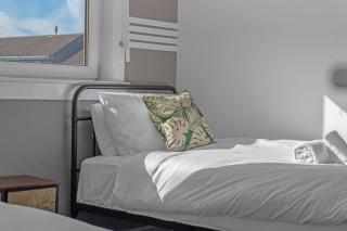 Free Parking - Central - Sleeps 6 - 2 Bedrooms - Livingston - 2