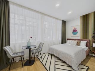 Ground-Level Old Town Studio - 7