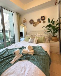 Cozy Green 1 BR unit with Balcony Azure Bahamas South - Manila - 0