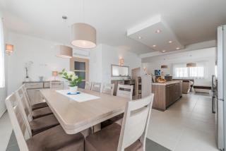 Luxury Escape with Swimming Pool & Modern Design - Debeljak - 1