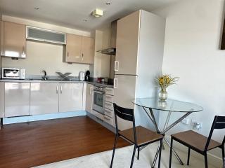 Seaside APT with Harbour View - Swansea - 7