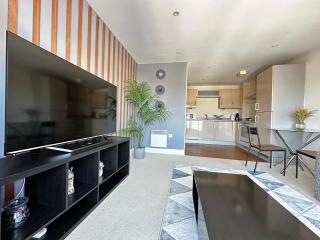 Seaside APT with Harbour View - Swansea - 0